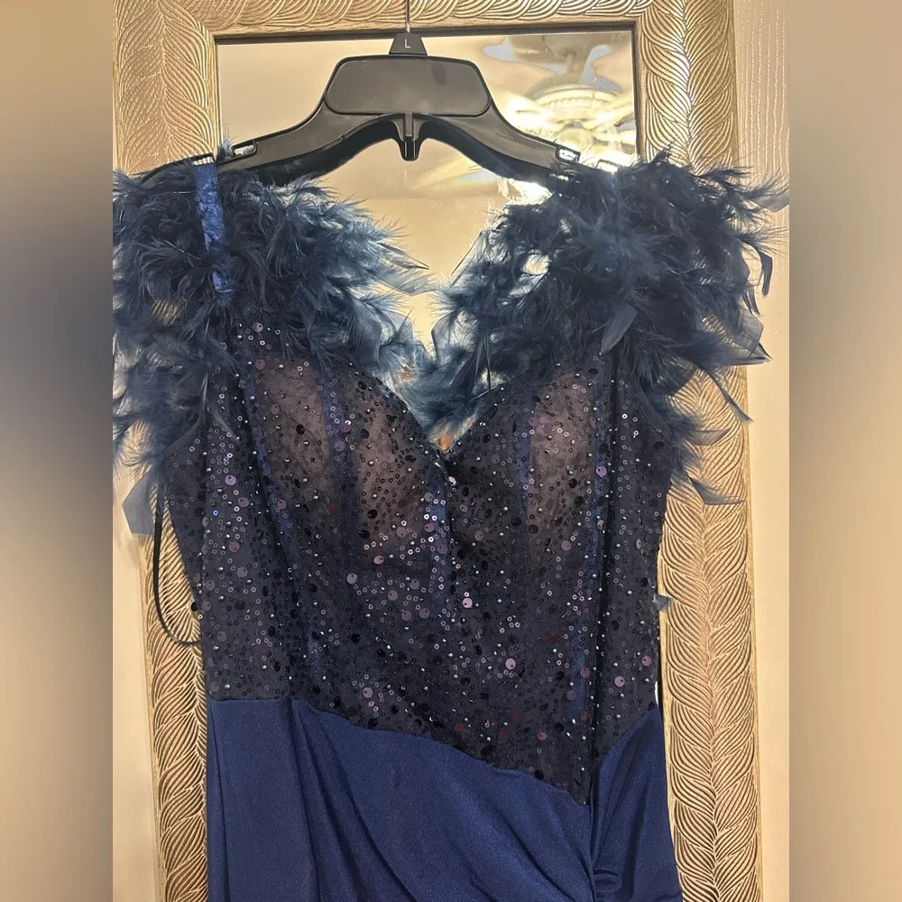Elegant Navy Evening Gown with Feather Details - Picture 7 of 10